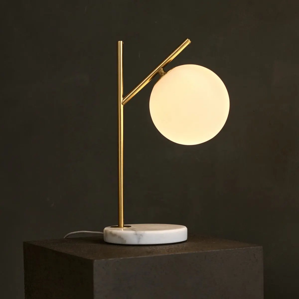 Tischlampe Marmor 40 cm – Design Tischleuchte Gold mit Glaskugel G9