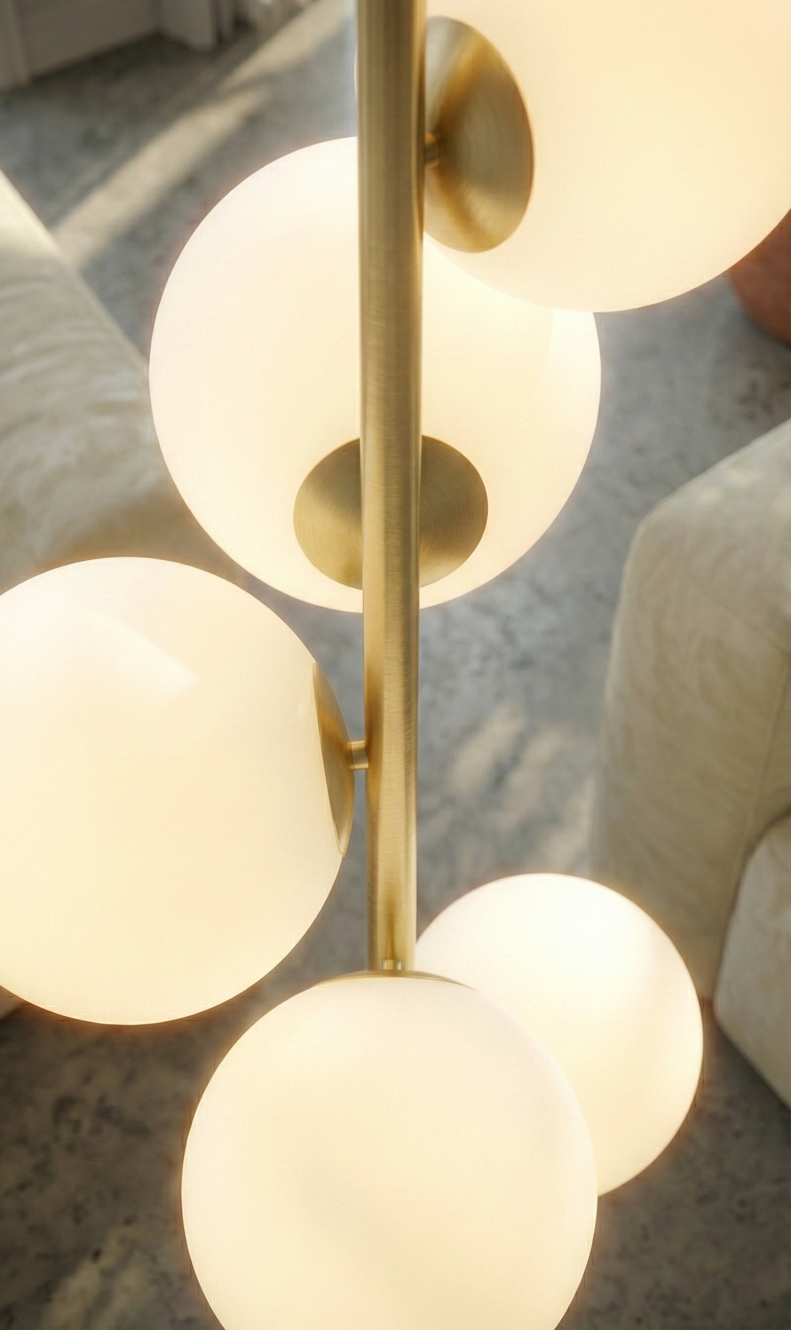Luxus Stehlampe Jenna – Goldene Bodenleuchte mit weißen Glaskelchen