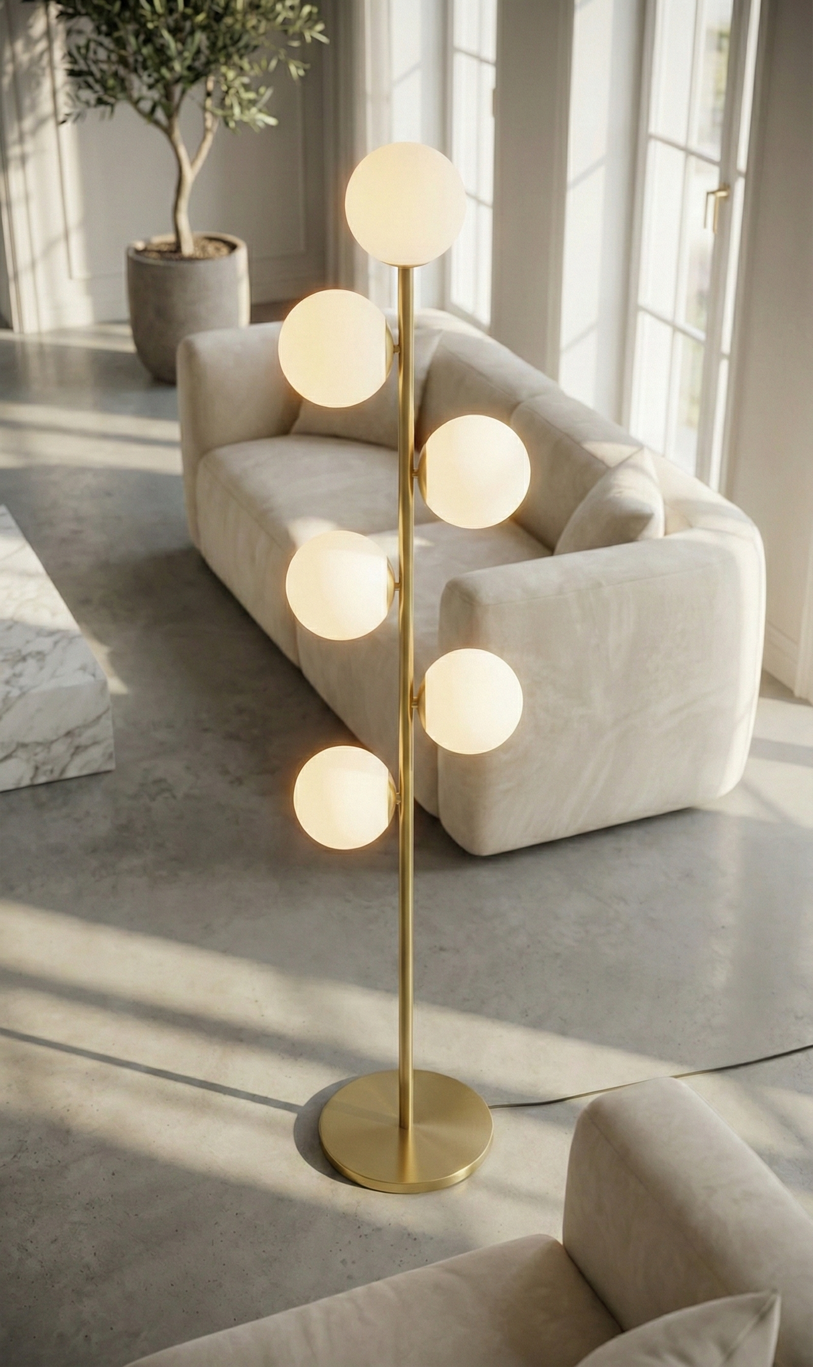 Luxus Stehlampe Jenna – Goldene Bodenleuchte mit weißen Glaskelchen