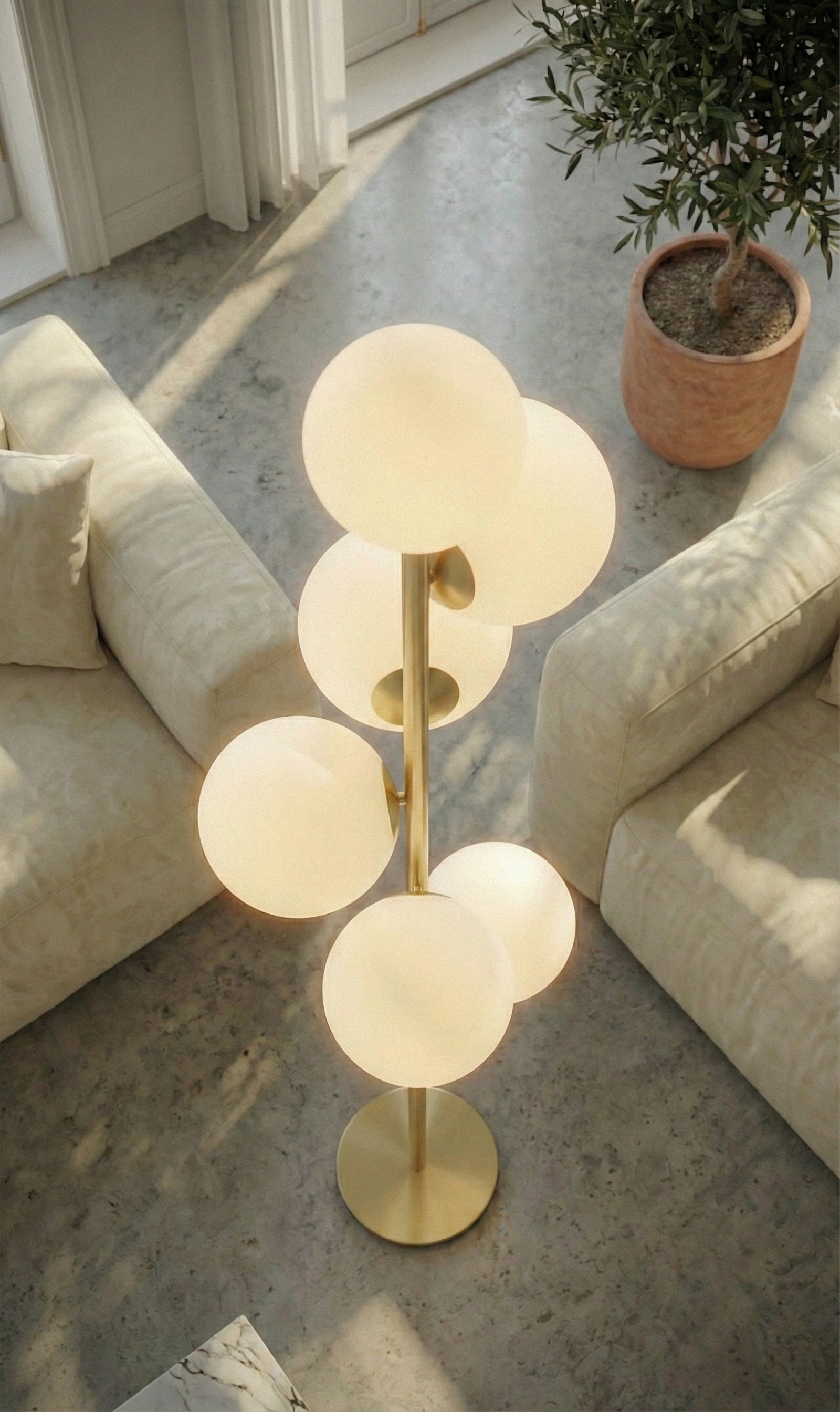 Luxus Stehlampe Jenna – Goldene Bodenleuchte mit weißen Glaskelchen