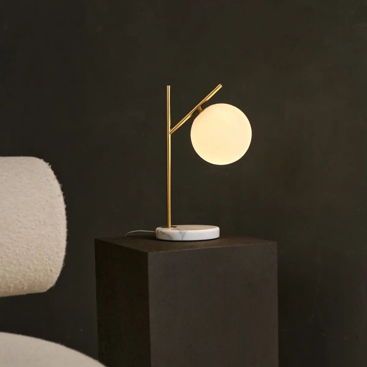 Tischlampe Marmor 40 cm – Design Tischleuchte Gold mit Glaskugel G9