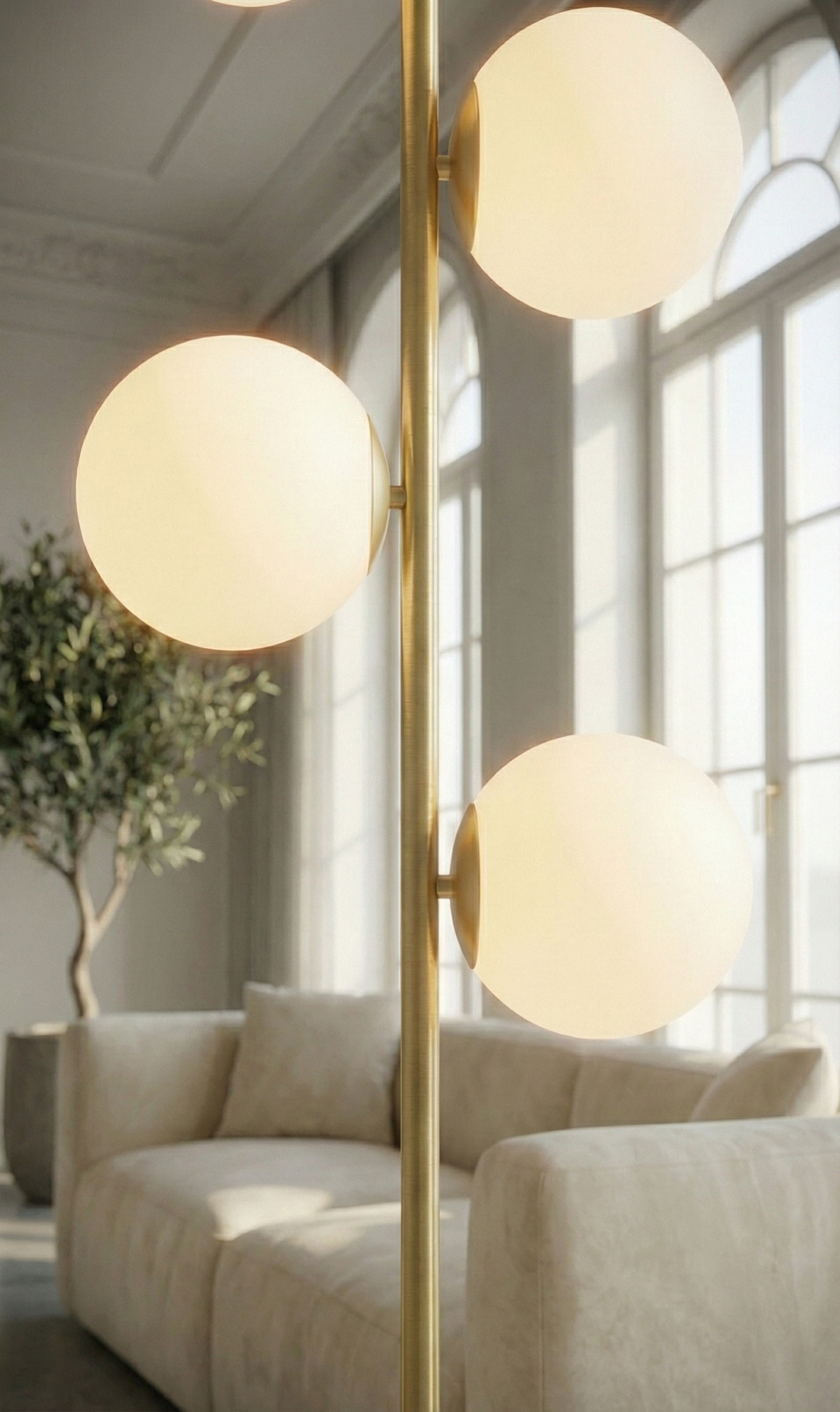 Luxus Stehlampe Jenna – Goldene Bodenleuchte mit weißen Glaskelchen