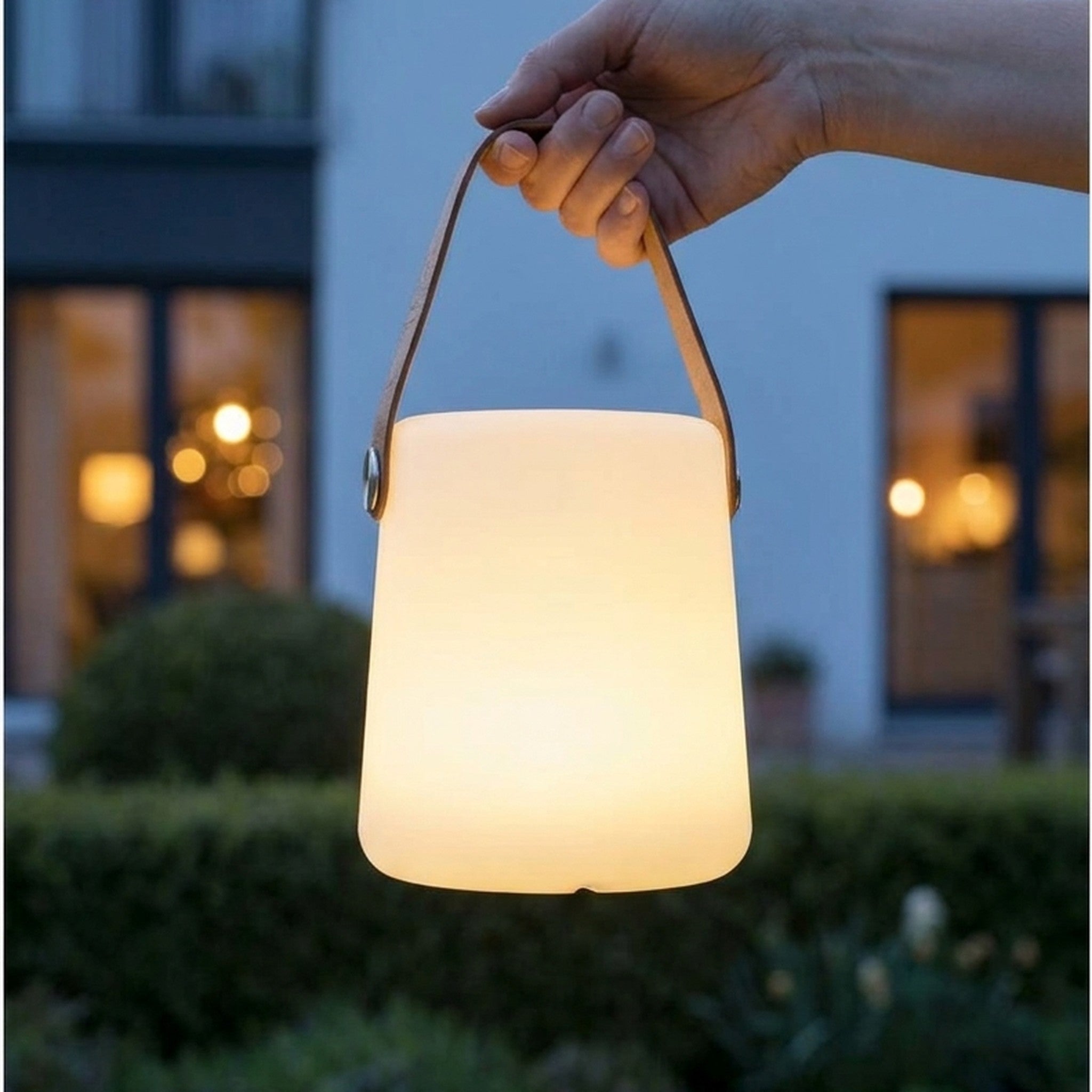 House Nordic LED-Akkuleuchte tragbar, weiß, IP44, mit Tragegurt, kabellos, für innen & außen
