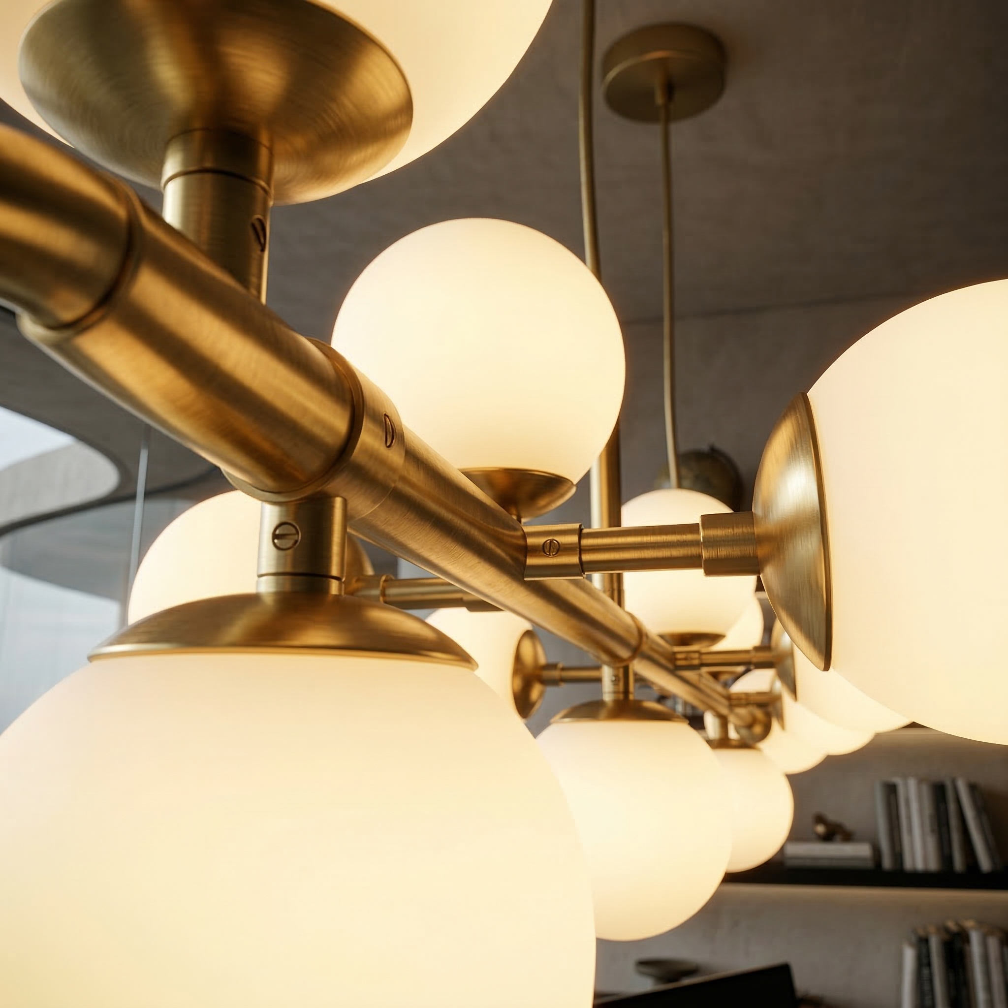 Nancy White Gold Moderner Design-Kronleuchter – Satiniertes Messing & Glas – 130cm