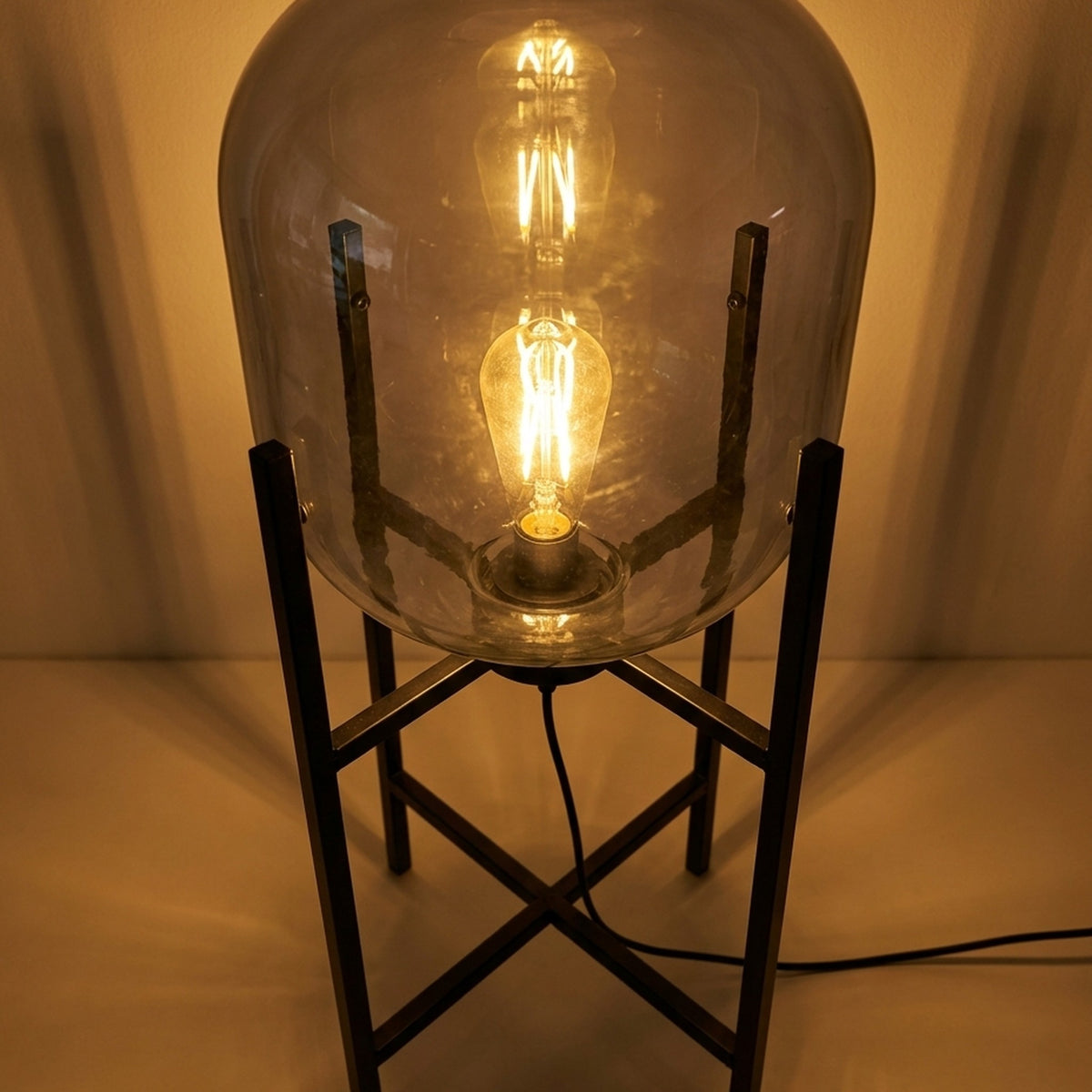 Näve Akku-Tischleuchte mit Glasschirm, schwarz, IP44, kabellos, für innen & außen, 58 cm