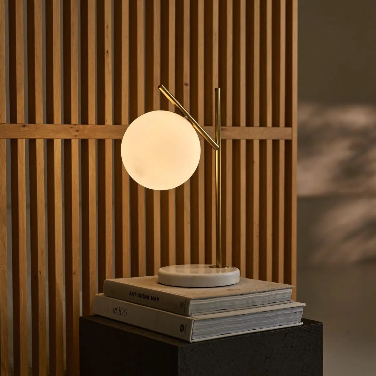 Tischlampe Marmor 40 cm – Design Tischleuchte Gold mit Glaskugel G9