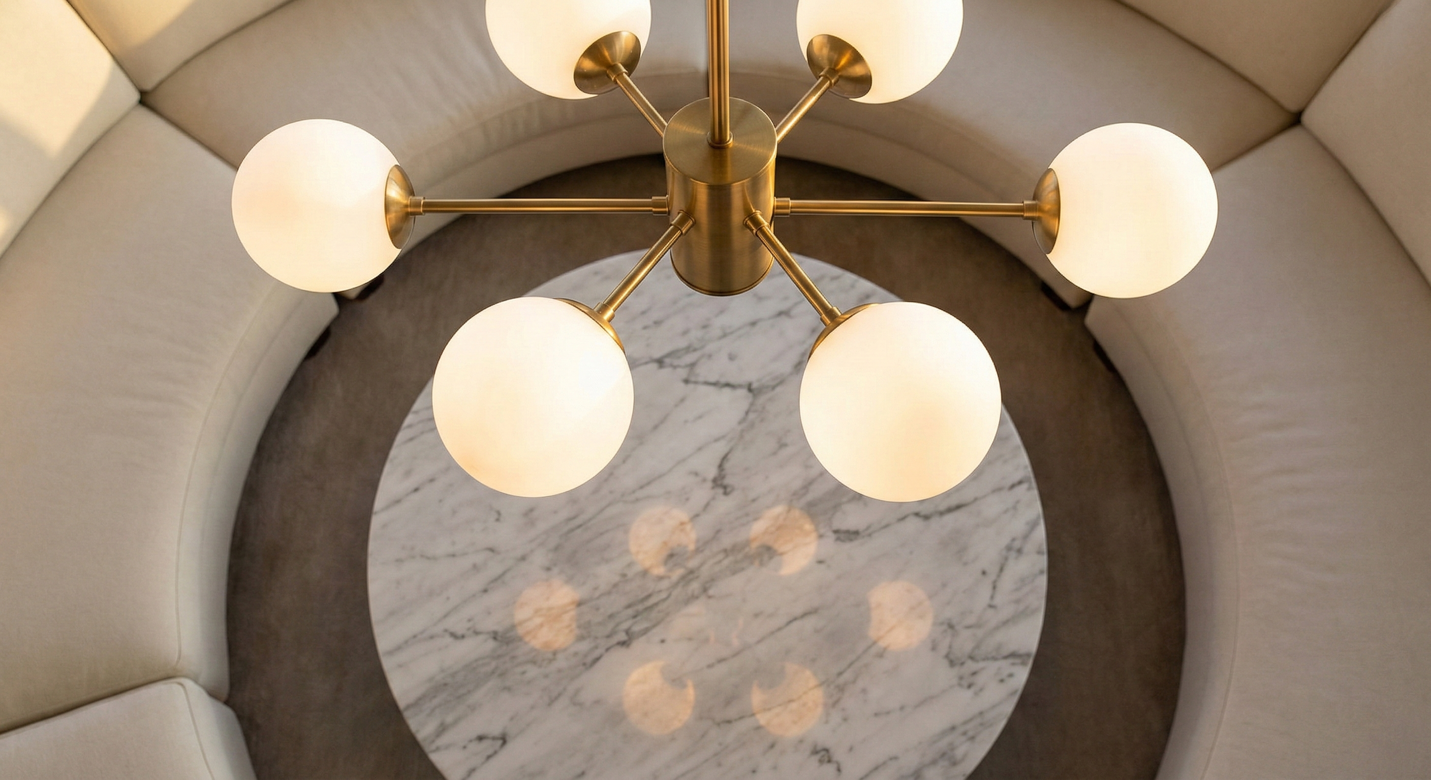 Moderner 6-Licht Kronleuchter Stella – Messing Satin & weißes Glas 75cm
